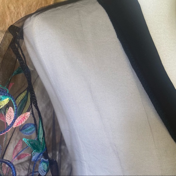 🌸Stunning floral embroidered kimono🌸 - Picture 4 of 5